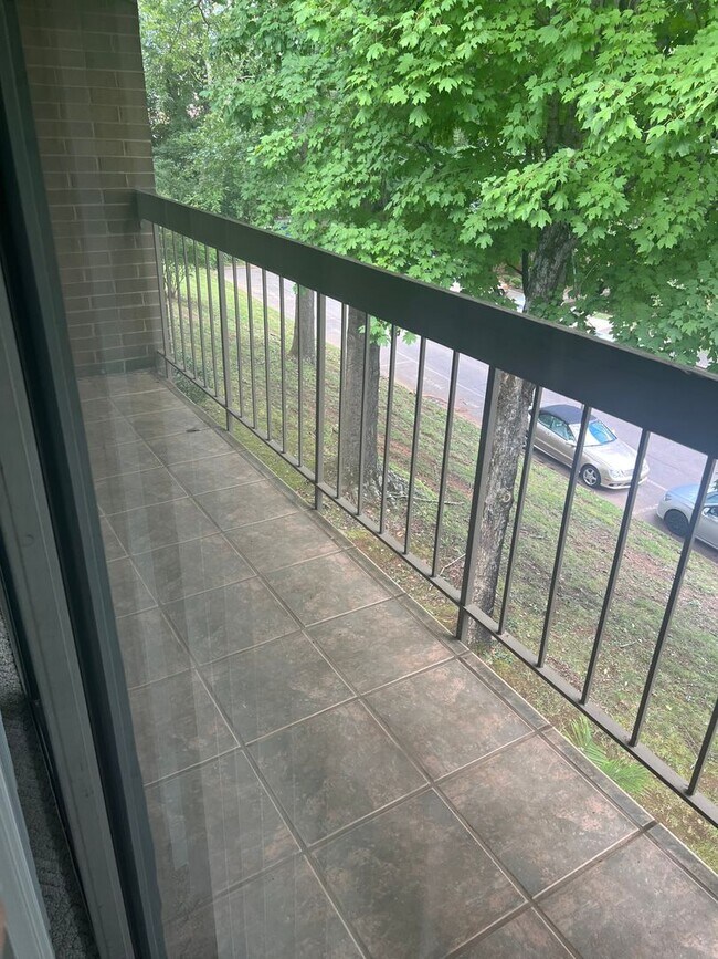 Building Photo - West Knoxville 37923 - 2 bedroom, 2 bath condo - Contact Lisa Vineyard and Shannon Russell (865) ...