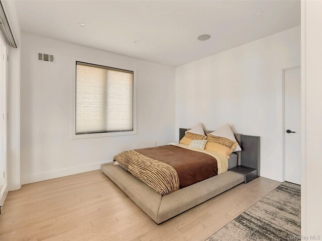 Building Photo - 12 Hudson River Ln