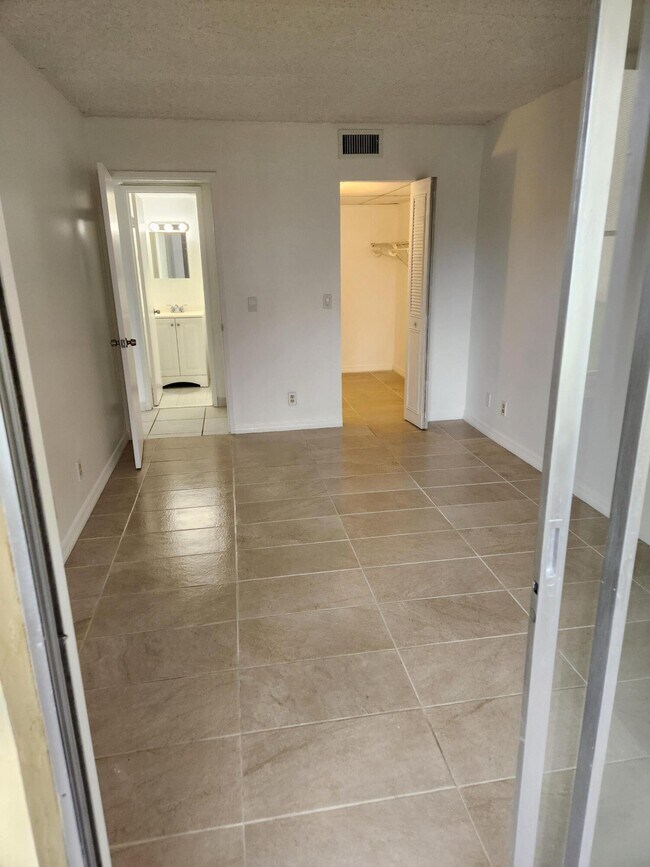 Building Photo - 600 Village Green Ct