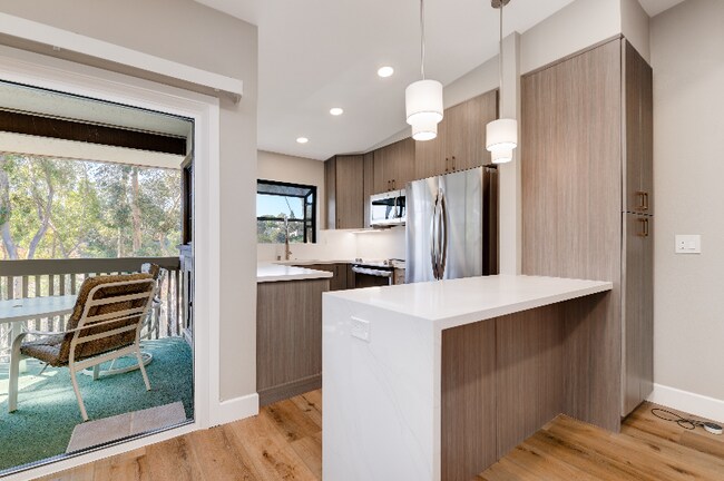 Building Photo - 8860 Villa La Jolla Dr