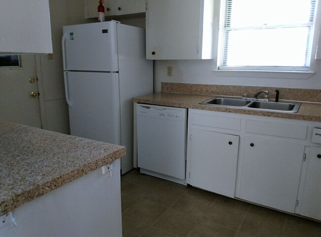 Building Photo - 1104 Cummings Ave