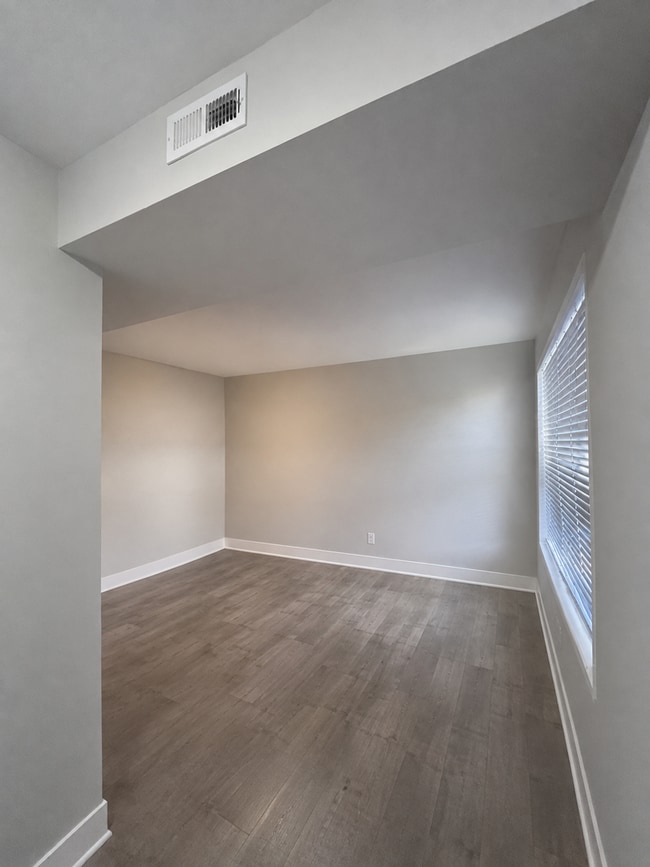 Building Photo - 1807 N Hermitage Ave
