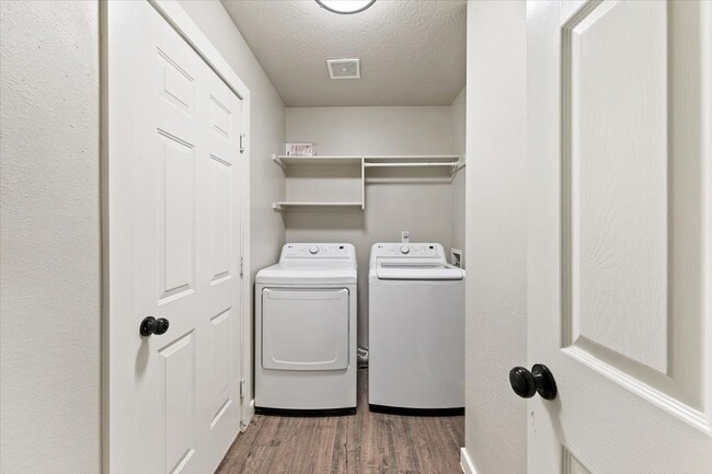 Building Photo - Stylish 3-Bed Home with Spacious Backyard ...