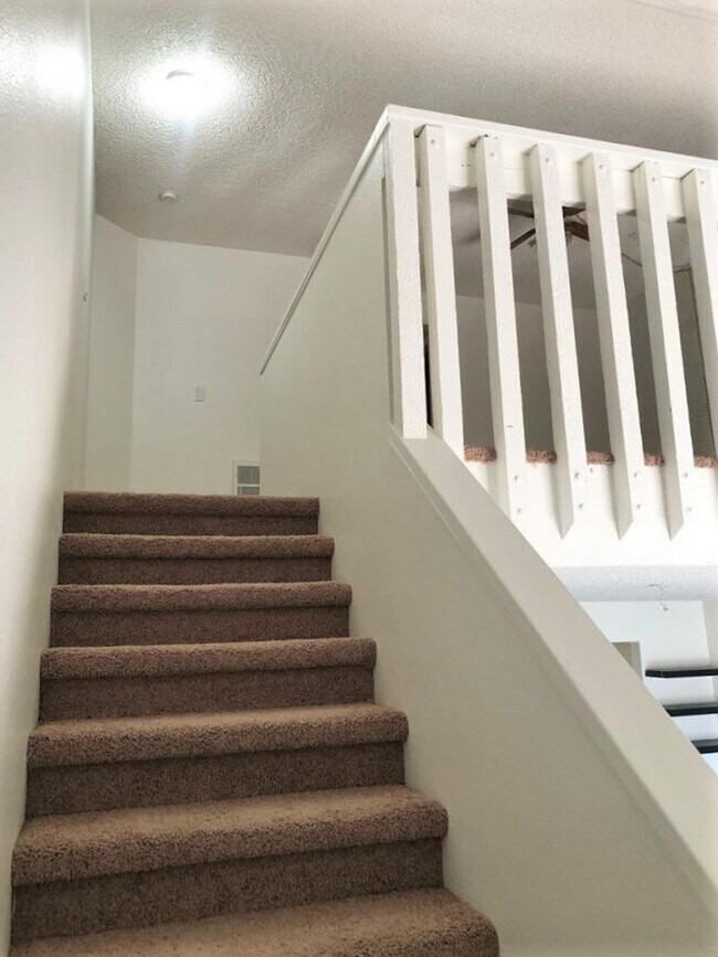 Building Photo - Loft Style Townhome