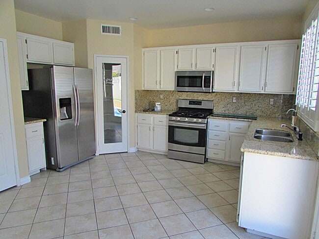 Building Photo - 4BR w/ Pool, Solar & A/C in Perris