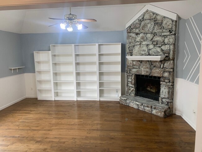 Building Photo - 5545 Oak Branch Cir N