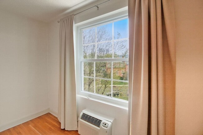 Building Photo - Spacious 1BR/1BA in Fabulous Cathedral Heights neighborhood!