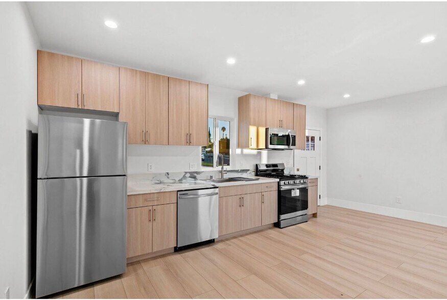 Building Photo - 8635 Le Berthon St