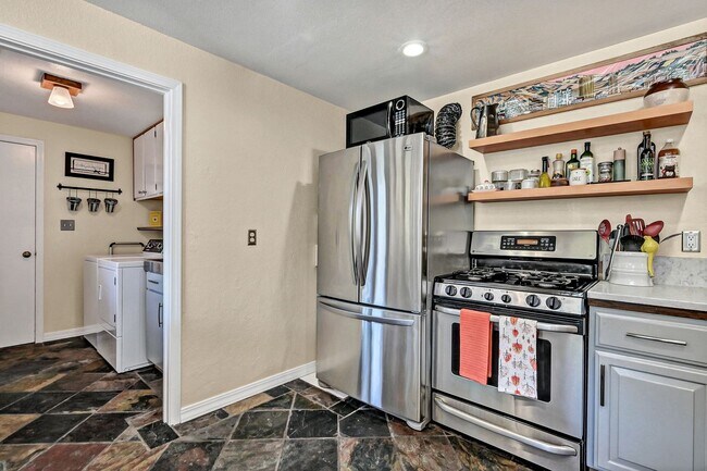 Building Photo - Cozy Hillside Boise Beauty Available 1/1/26!