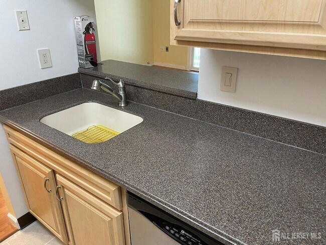 Building Photo - 911 Ravens Crest Dr