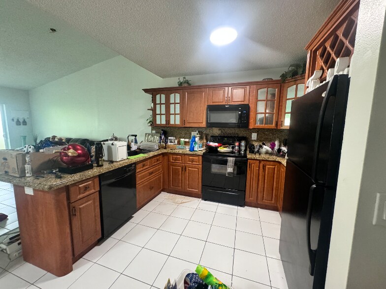 Building Photo - 2849 W 71st St