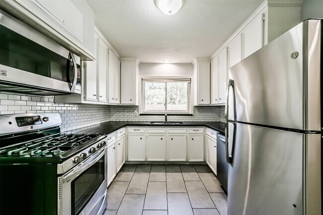 Building Photo - 4702 Maple St