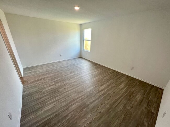 Building Photo - Beautiful 4-Bed 2-Bath Home in the Fabulou...