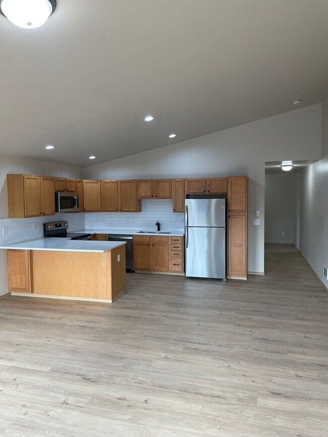 Building Photo - 3010 Everett Ave