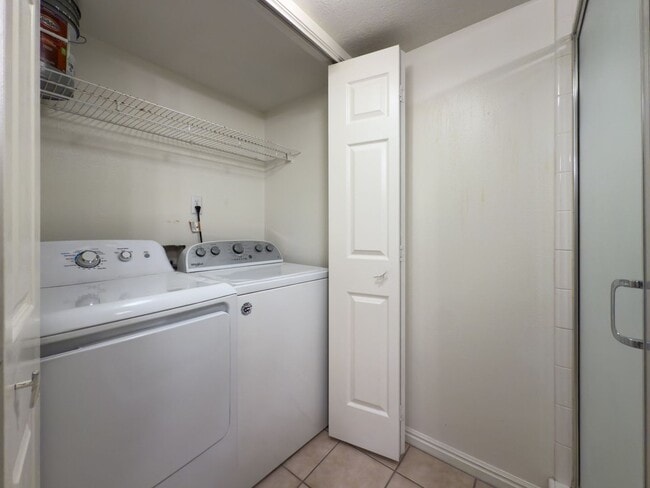 Building Photo - Darling Ground Floor Stonebrook Condo