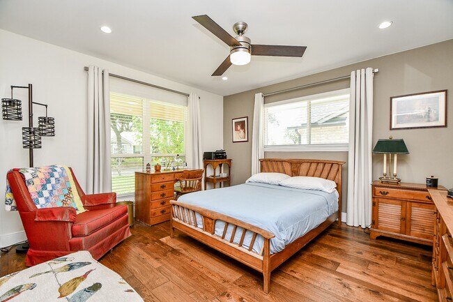 Building Photo - 922 Chantilly Ln