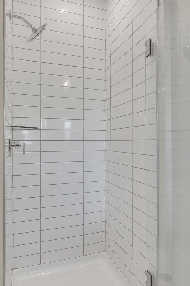 Building Photo - Better-than-new townhome in Highlands at S...