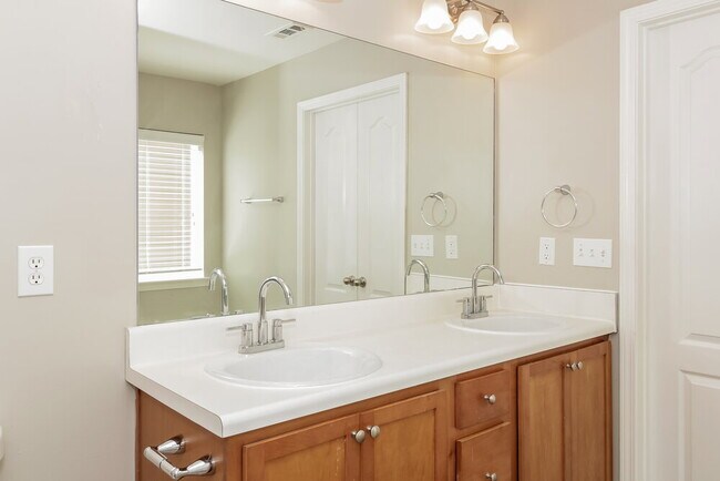 Building Photo - 134 Creekwood Tr