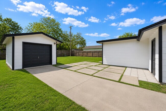 Building Photo - 4301 Sherwood Dr
