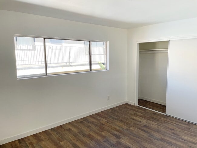 Building Photo - 727 E Tujunga Ave