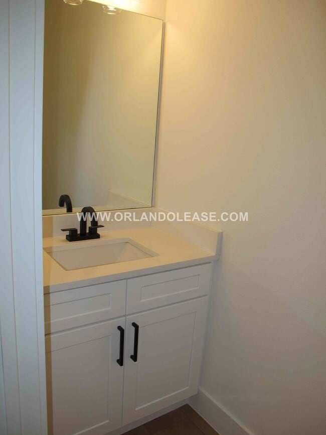 Building Photo - Beautiful 3/3.5 Townhome in the SODO area of Orlando