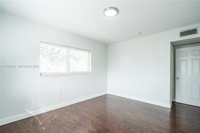 Building Photo - 1940 Biarritz Dr