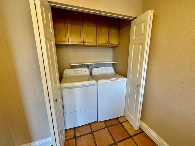 Building Photo - Bright 2nd floor Condo in Rolando near SDS...