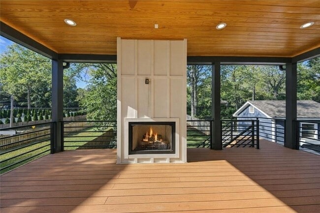 Building Photo - 1385 Sylvan Cir NE