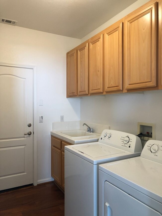 Building Photo - Available Now! 3 Bedroom 2 Bath Spacious H...