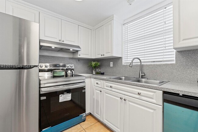 Building Photo - 9375 Fontainebleau Blvd