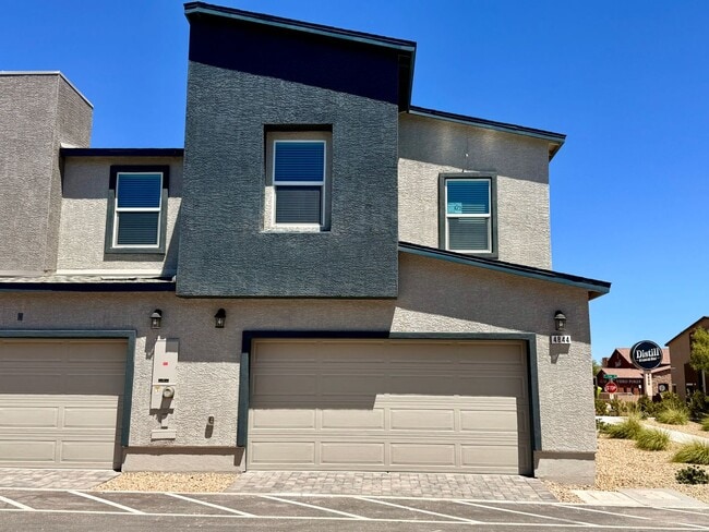 Building Photo - BRAND NEW 3 BED 2.5 BATH 2 CAR GARAGE TOWN...