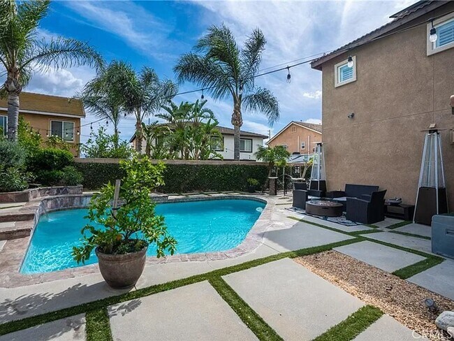 Building Photo - Absolutely Stunning home in Eastvale & loc...