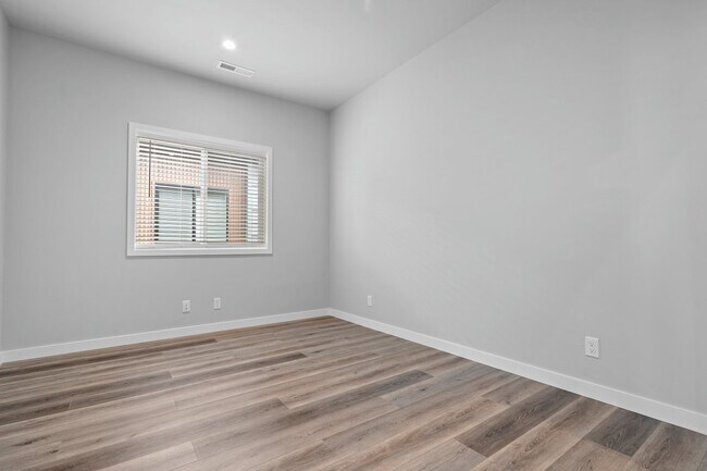 Building Photo - 1520 W Moselle Dr