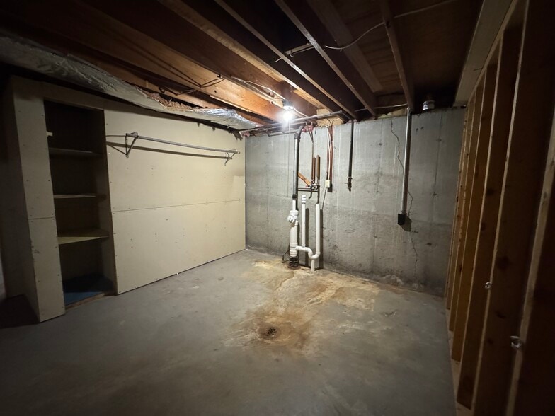 Building Photo - 712 10th St W