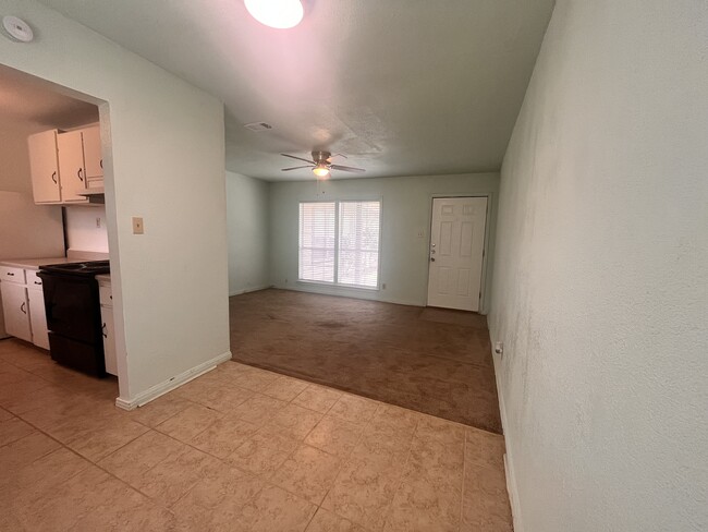 Building Photo - 809/811 Valley Rd