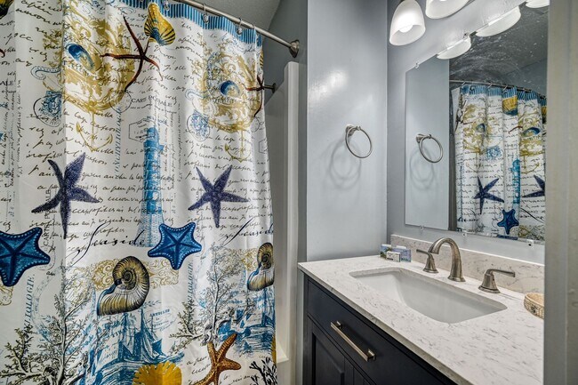 Building Photo - FULLY FURNISHED OFF-SEASON RENTAL - AVAILABLE MID-JANUARY THROUGH APRIL 1ST