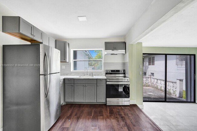 Building Photo - 3505 SW 12th Ct