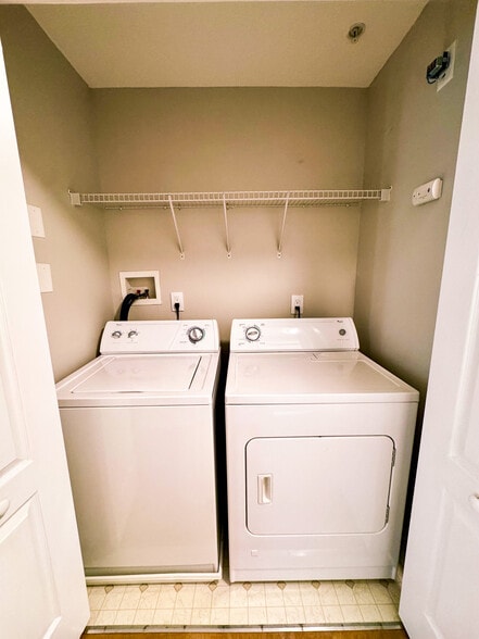 Building Photo - 136 Lionheart Ln