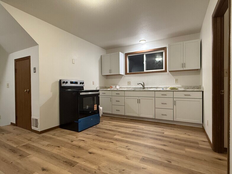 Kitchen - 1324 Bluff Ave