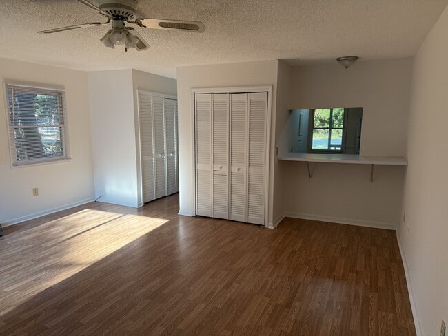 Building Photo - 300 Lee Dr