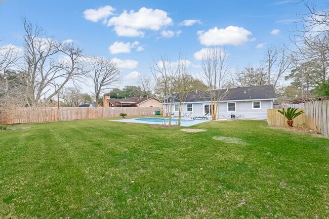 Building Photo - 5330 Hialeah Dr