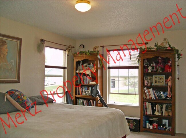 Building Photo - 2215 Lisa Dr