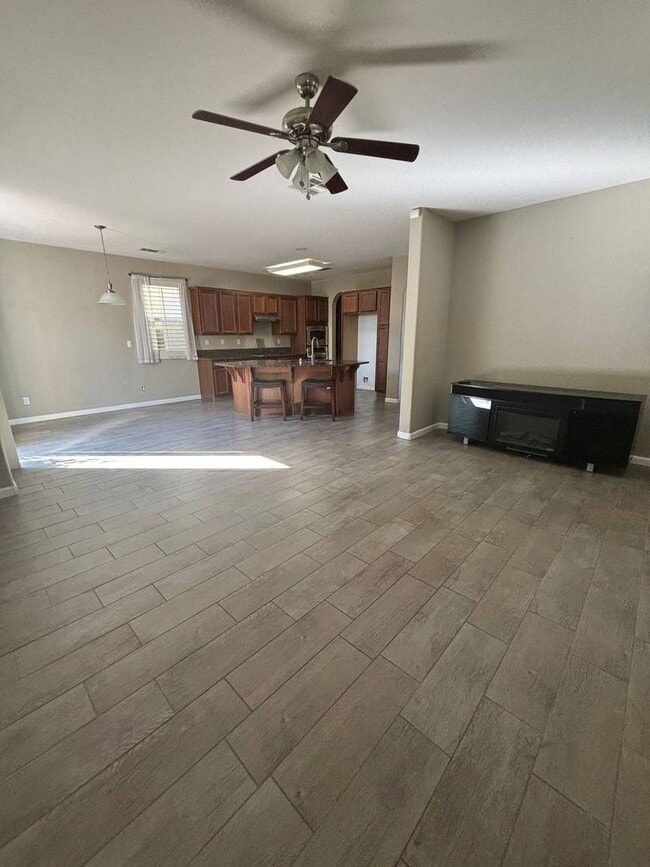 Building Photo - Beautiful 4 Bedroom Home Near Island Water...