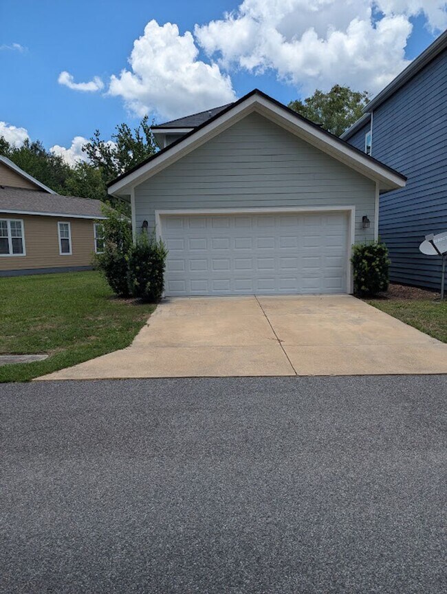 Building Photo - Townsend - 3 Bed 3 Bath Townhome