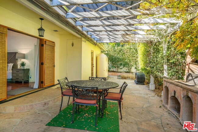 Building Photo - 13843 Milbank St