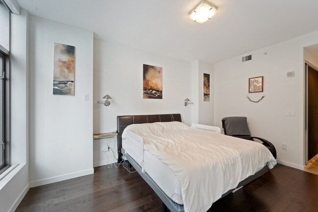 Building Photo - Cristalla - 2 bedrooms + den