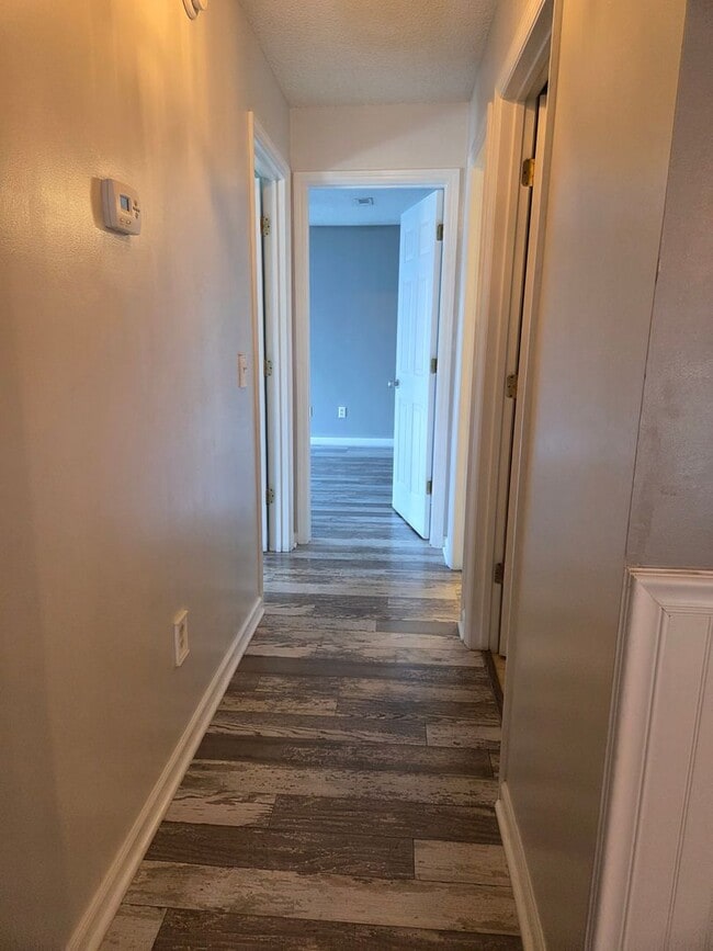 Building Photo - 3 Bedroom 2 bath fenced back yard in a quiet neighborhood!!