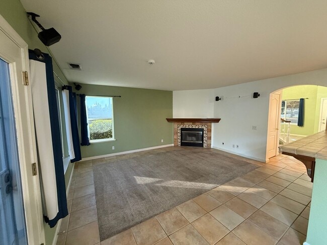 Building Photo - Large two story in Rose Hollow neighborhoo...