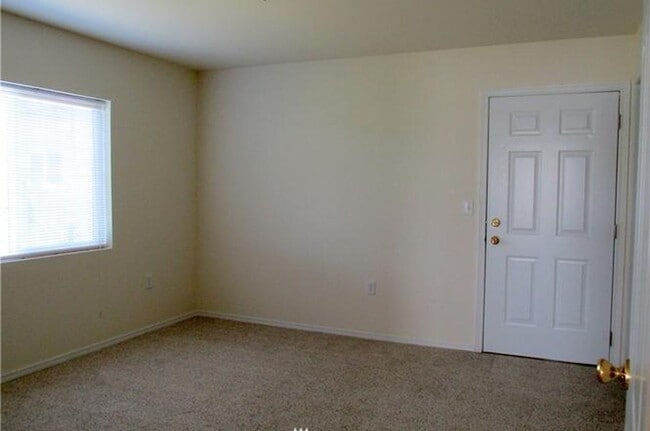 Building Photo - 2 Bed 2 Bath Home on Corner!