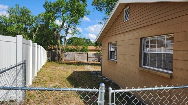 Building Photo - 4518 Yorkshire Ave